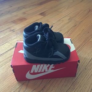 Nike black sneakers like new for boys.